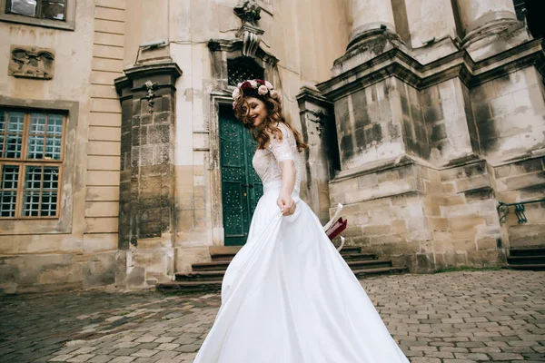 結婚式のブーケと花輪の花嫁 — ストック写真