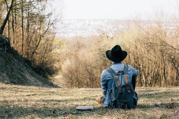 Joven con mochila —  Fotos de Stock