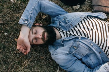 Sakallı yakışıklı genç