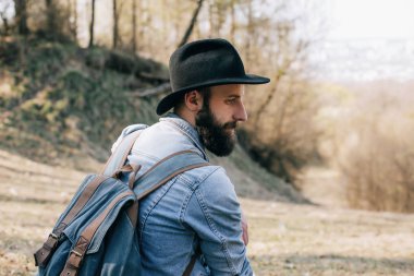 Sakallı yakışıklı genç sırt çantası ile