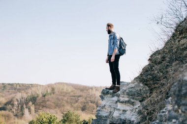 Sakallı yakışıklı genç    