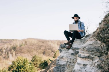 Sakallı yakışıklı genç   