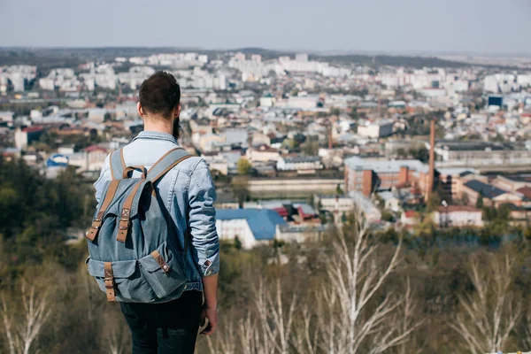 Uomo guardando la piccola città — Foto Stock