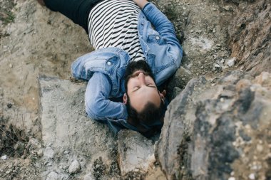 vahşi doğada sakallı genç adam