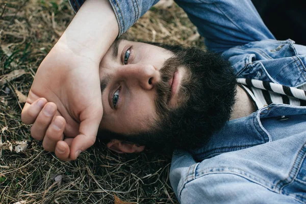 Jovem barbudo na natureza selvagem — Fotografia de Stock