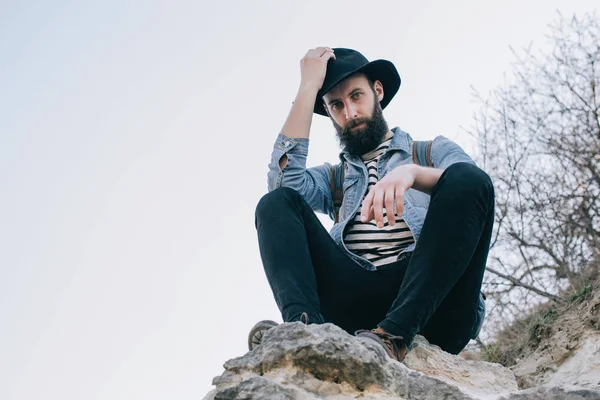 Joven barbudo en el borde de la roca — Foto de Stock