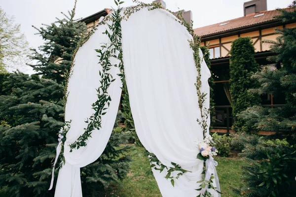 Красивая арка со свежими цветами — стоковое фото