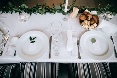 düğün yemeği için dekore edilmiş tablo 