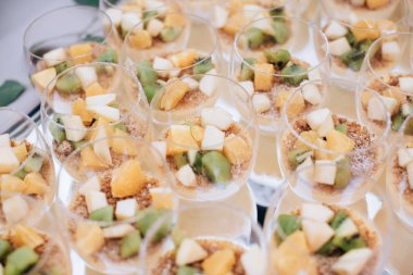 Tablo tatlılar ve çöller düğün yemeği için hizmet dolu çikolata