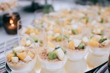 Tablo tatlılar ve çöller düğün yemeği için hizmet dolu çikolata