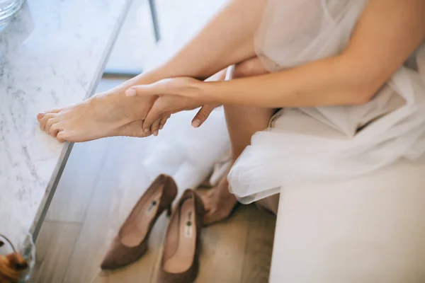 Woman Take Her Wedding Shoes — Stock Photo, Image