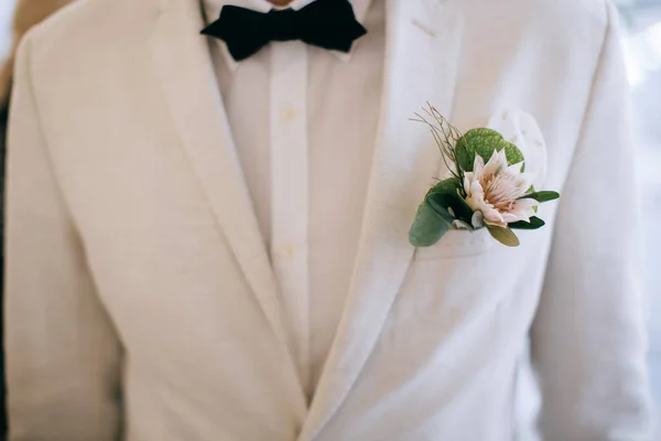 beyaz düğün takım elbiseli damat 