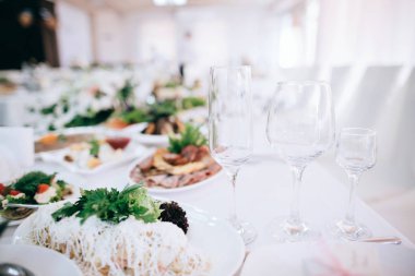 Tablo düğün kutlama için servis yemek dolu