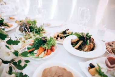 Tablo düğün kutlama için servis yemek dolu