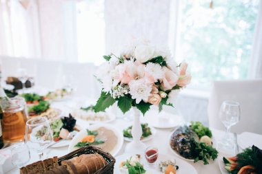 Tablo düğün kutlama için servis yemek dolu