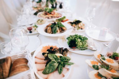 Tablo düğün kutlama için servis yemek dolu