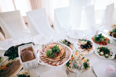 Tablo düğün kutlama için servis yemek dolu