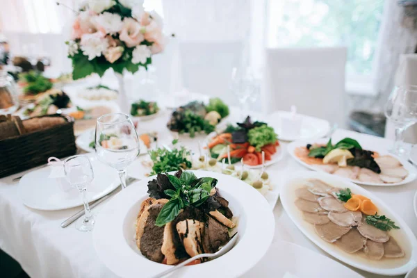 Tavolo Pieno Pasti Serviti Celebrazione Del Matrimonio — Foto Stock