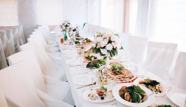 Τραπέζι Γεμάτο Γεύμα Σερβίρεται Γαμήλια Γιορτή — Φωτογραφία Αρχείου