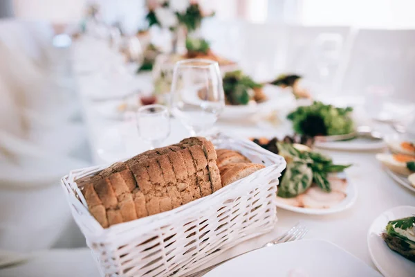 Τραπέζι Γεμάτο Γεύμα Σερβίρεται Γαμήλια Γιορτή — Φωτογραφία Αρχείου