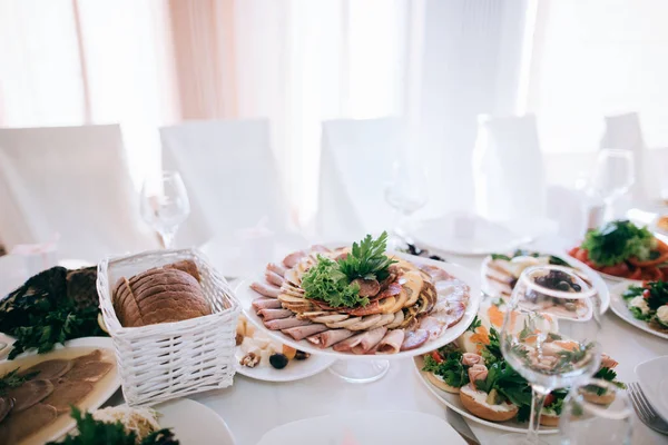 餐桌上满是为婚礼庆典服务的饭菜 — 图库照片