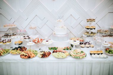 Tablo tatlılar ve çöller düğün yemeği için hizmet dolu çikolata