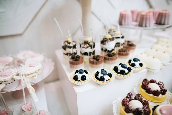 Tisch Voller Desserts Schokoriegel Serviert Für Hochzeitsessen — Stockfoto