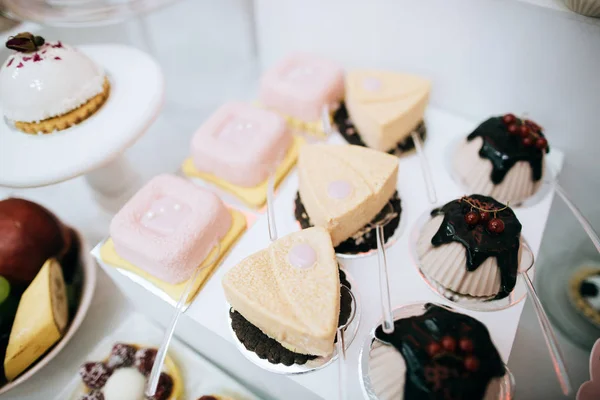 Tafel Vol Met Snoep Desserts Geserveerd Voor Bruiloft Diner Snoep — Stockfoto