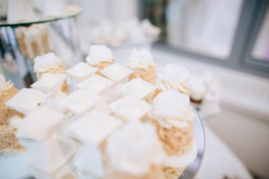 Lezzetli beyaz düğün Resepsiyon çikolata tatlı tablo 