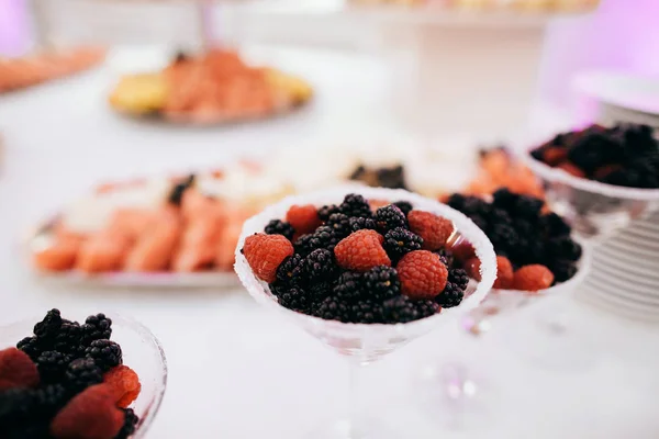 Tabell Full Godis Och Öknar Serverad För Bröllopsmiddagen Chokladkaka — Stockfoto