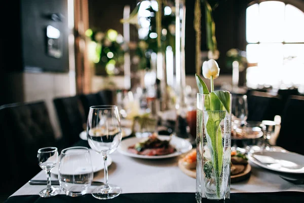 Restoran Salonu Dekore Edilmiş Tablo Düğün Yemek Için Hazır — Stok fotoğraf