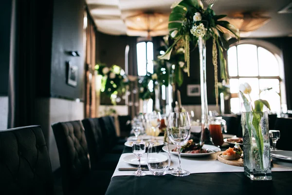 Aula Restoran Dihiasi Dan Meja Disajikan Untuk Makan Malam Pernikahan — Stok Foto