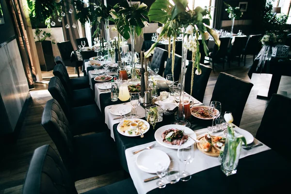 Salle Restaurant Décorée Table Servie Pour Dîner Mariage — Photo
