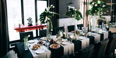 Restoran salonu dekore edilmiş ve tablo düğün yemek için hazır  