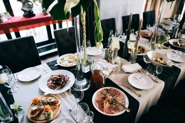Restoran salonu dekore edilmiş ve tablo düğün yemek için hazır  