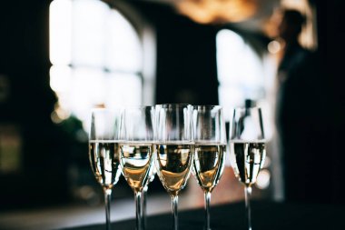 Gözlük şampanya ile yakın çekim 