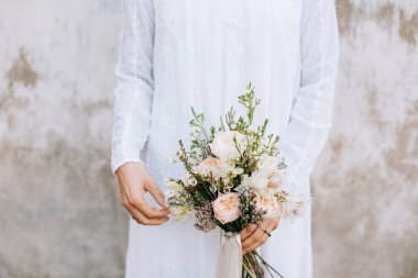 Gelin düğün buketi tutuyor. 