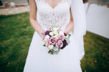 Gelin düğün buketi tutuyor. 