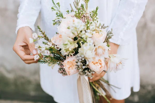 Pengantin Memegang Buket Pernikahan — Stok Foto