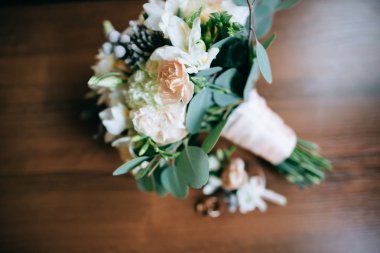 çiçek buketi ve alyans 