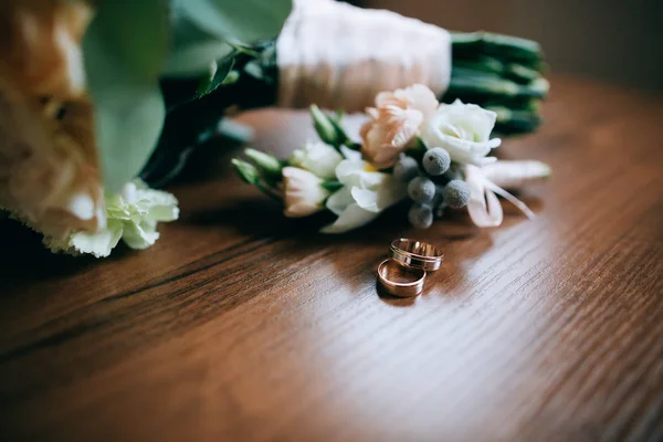 花の花束と結婚指輪 — ストック写真