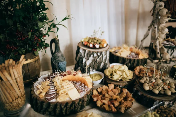 Tafel Vol Met Eten Geserveerd Voor Bruiloft Diner — Stockfoto