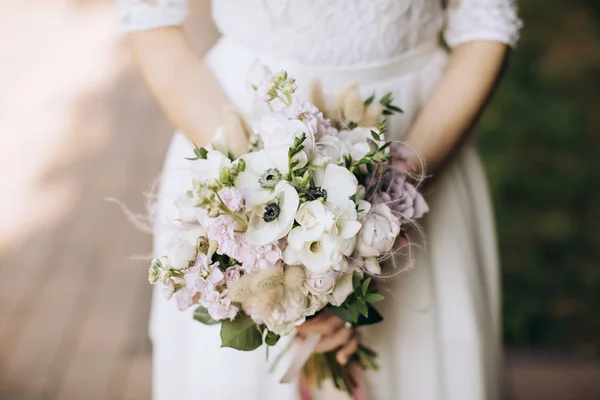 Buquê Casamento Mãos Noiva — Fotografia de Stock