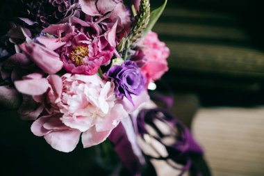  Mor ve pembe çiçekli gelin buketi