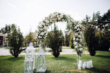  Bahçedeki güzel düğün kemeri taze çiçeklerle süslenmiş.