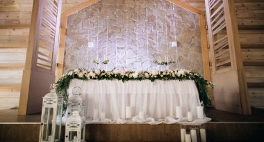 Gelin ve damadın üzerinde taze çiçeklerin güzel dekoru