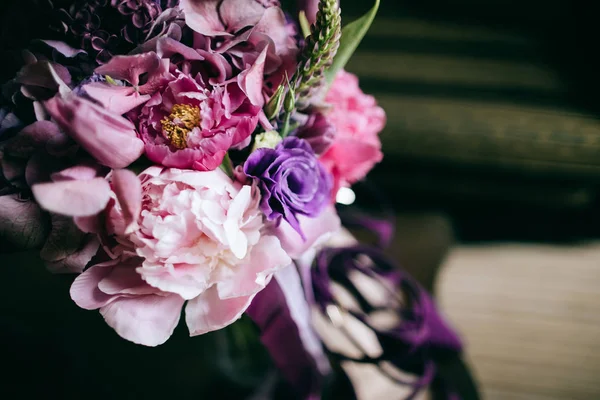 Букет Свадебной Невесты Фиолетовых Розовых Цветов — стоковое фото