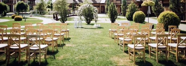 在花园里举行的婚礼 — 图库照片