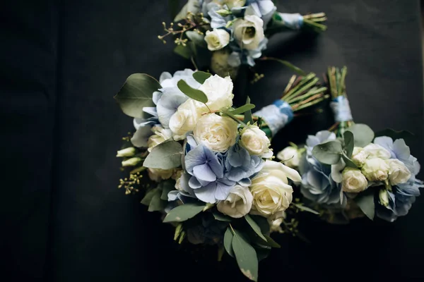 Buquê Casamento Noiva Bonita Com Flores Brancas Azuis Vista Superior — Fotografia de Stock