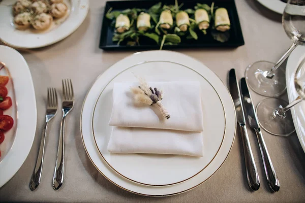 Meja Pernikahan Yang Meriah Diatur Dengan Hadiah Untuk Para Tamu — Stok Foto